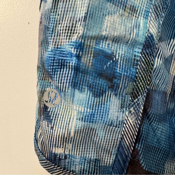 Lululemon Tracker Short V *4"
Sun Dazed Multi Blue size 6 - Picture 7 of 9